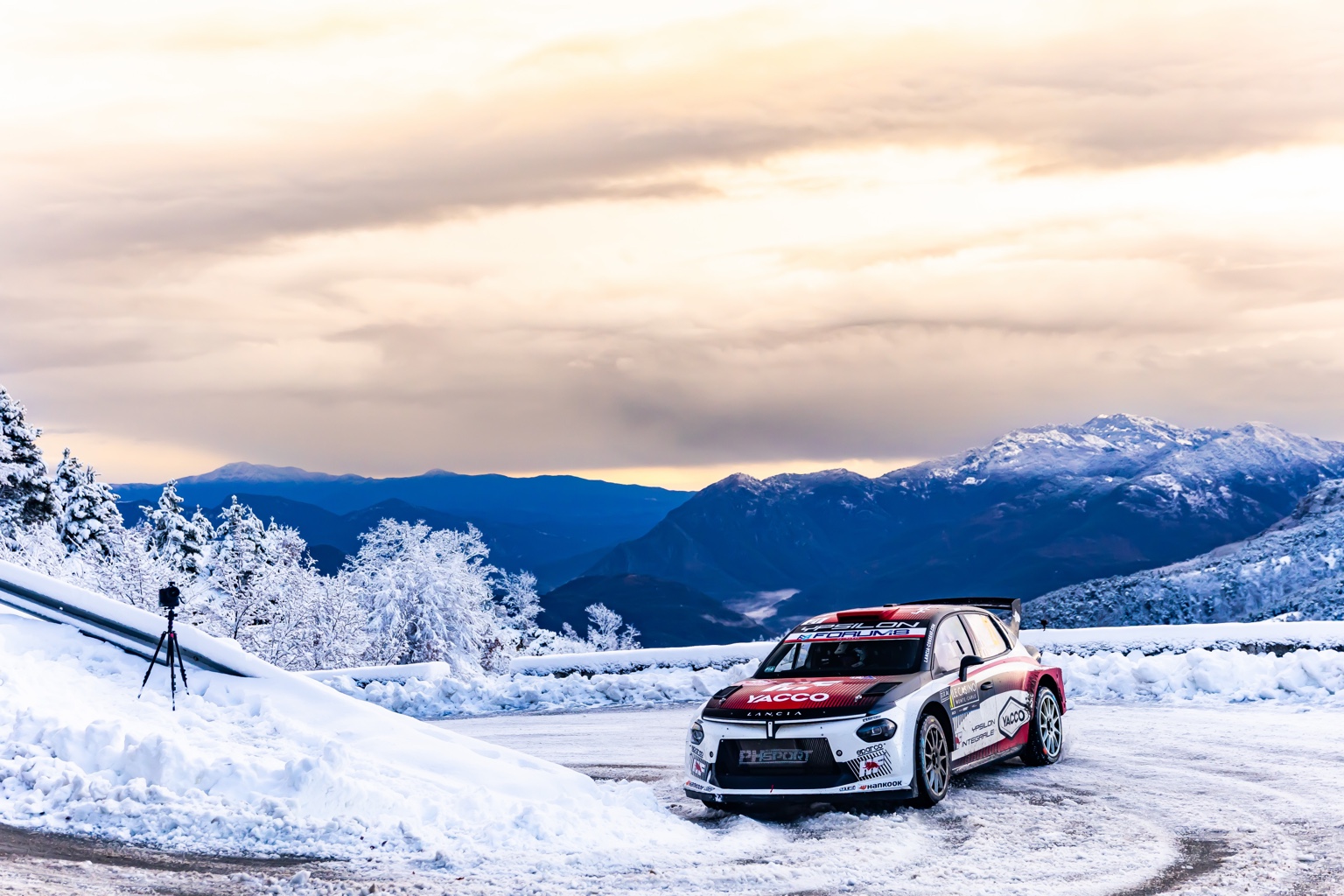 Voiture de rallye YACCO en conduite hivernale