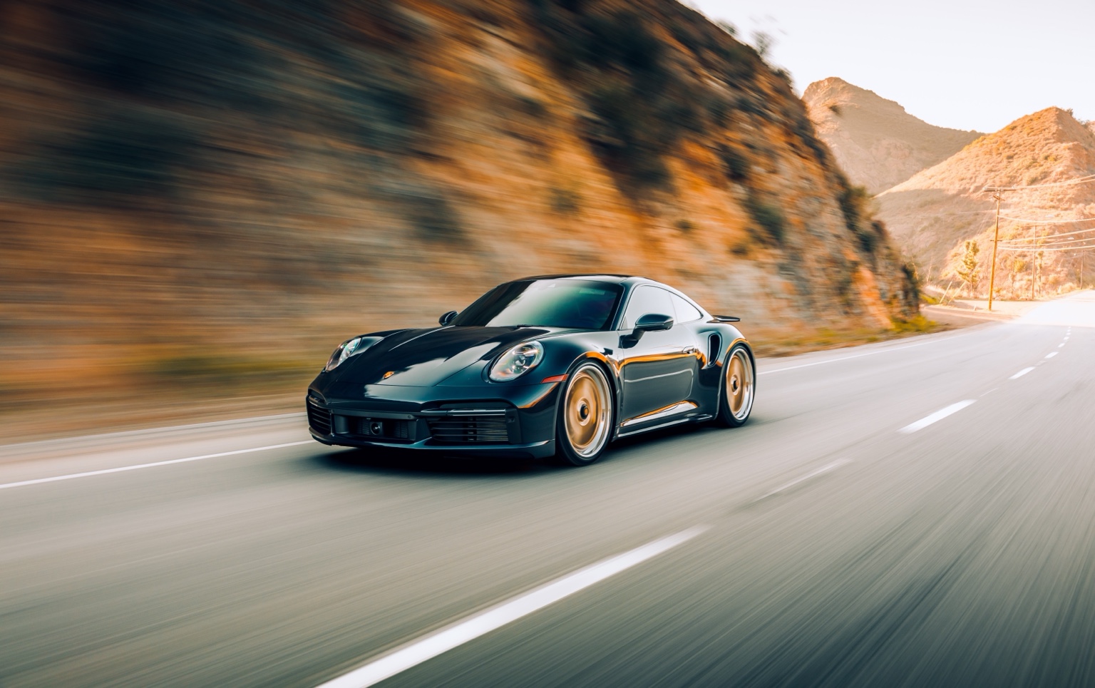 Voiture sportive premium en mouvement sur route